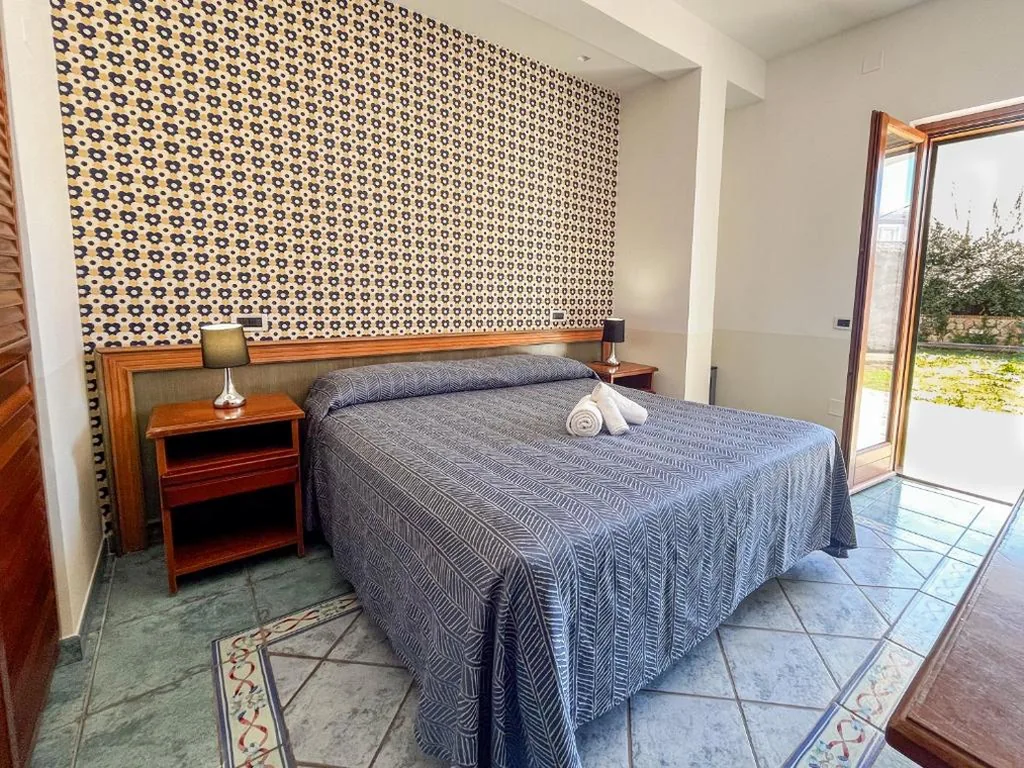 Camera Singola con Vista Giardino — Hotel Lo Smeraldo – Oasi degli Olivi