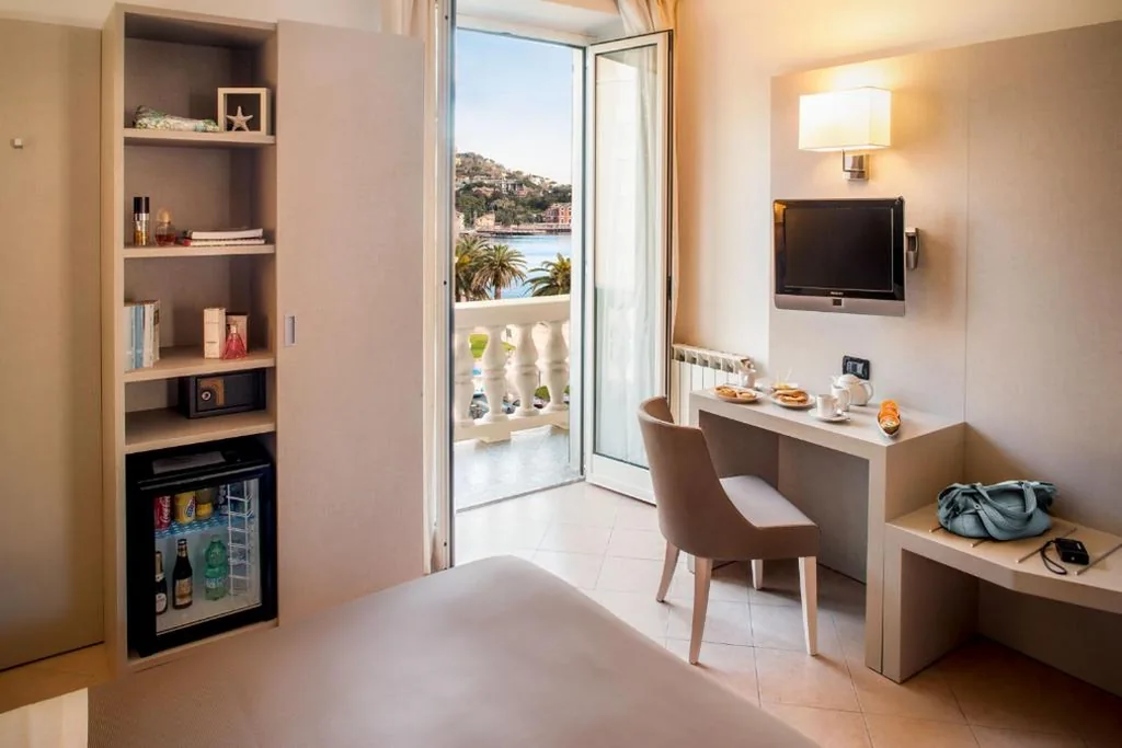 Camera Singola con Vista Mare Laterale — Hotel Vesuvio
