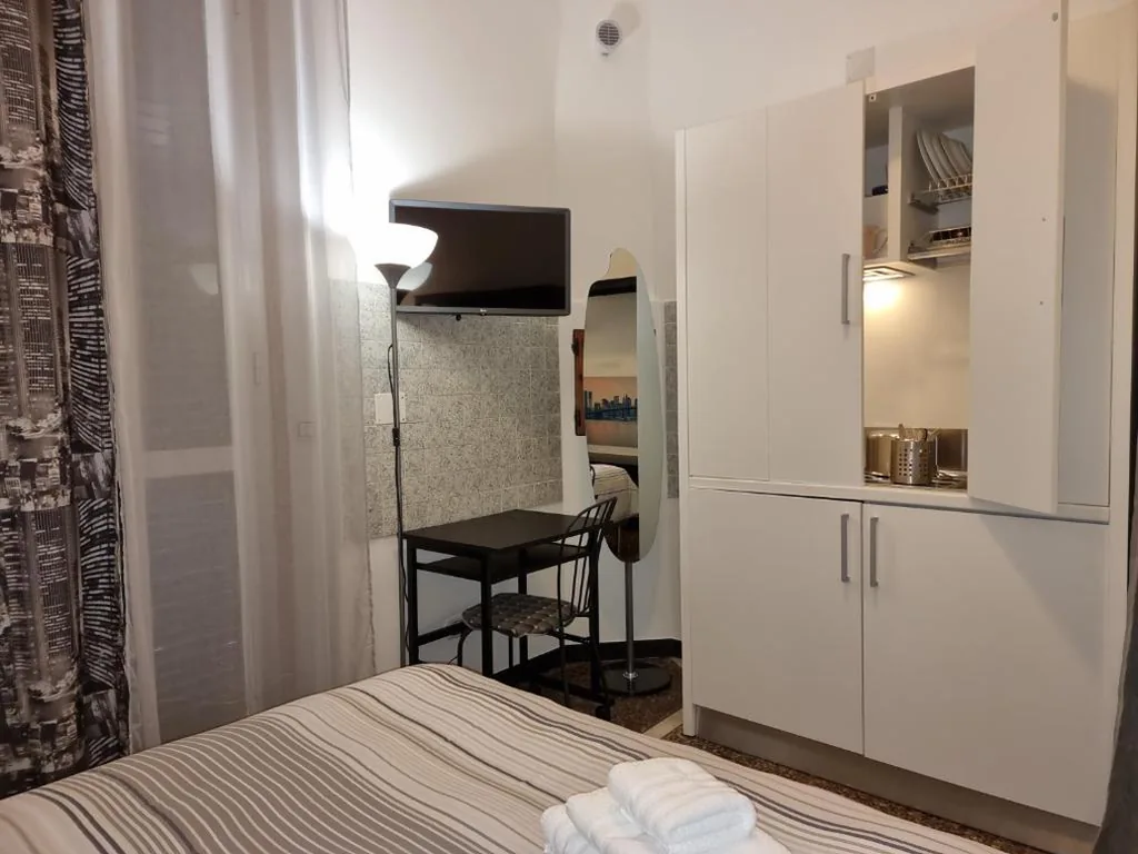 Camera Singola Deluxe con Balcone — Affittacamere House LeoMar di Sara – Gaslini