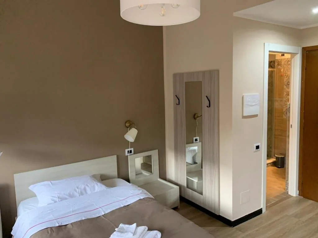 Camera Singola Deluxe con Balcone — St Martin House