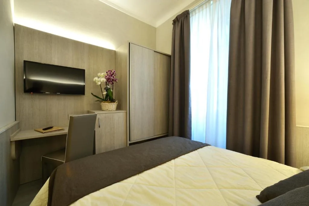 Deluxe Single Room — Hotel Lamberti