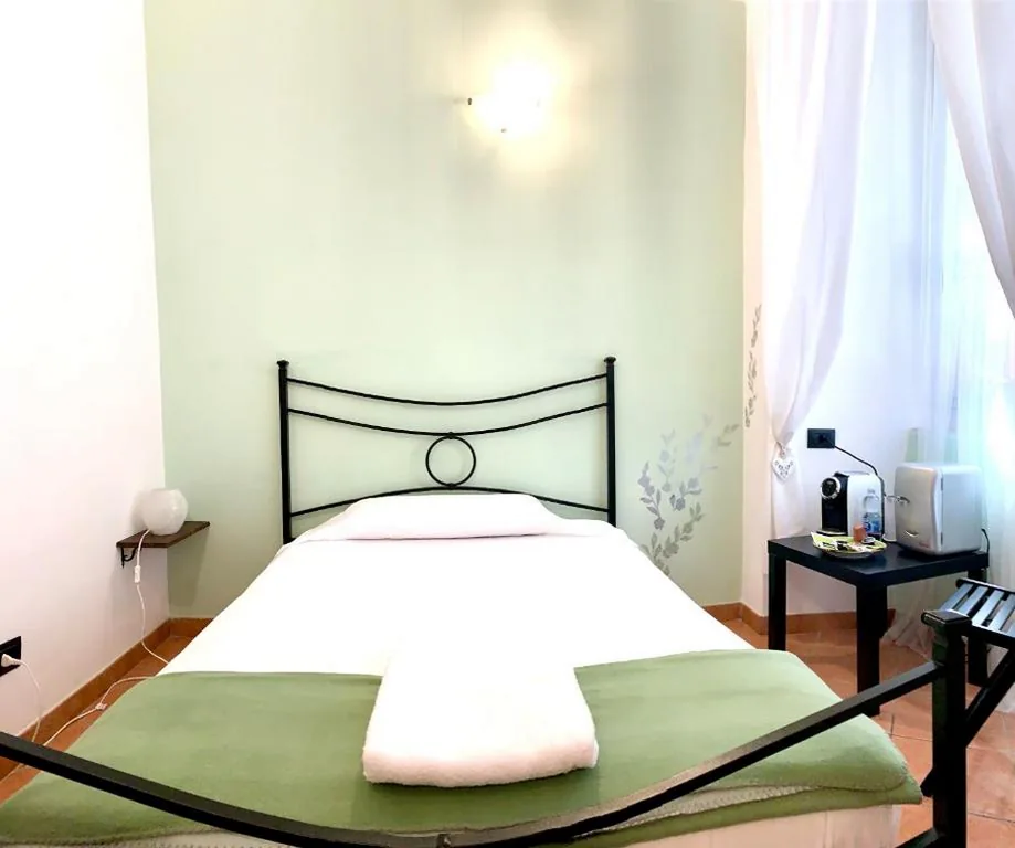 Camera Singola — Guest House Virginia’s Rooms-Private free Parking and Top Carignano District