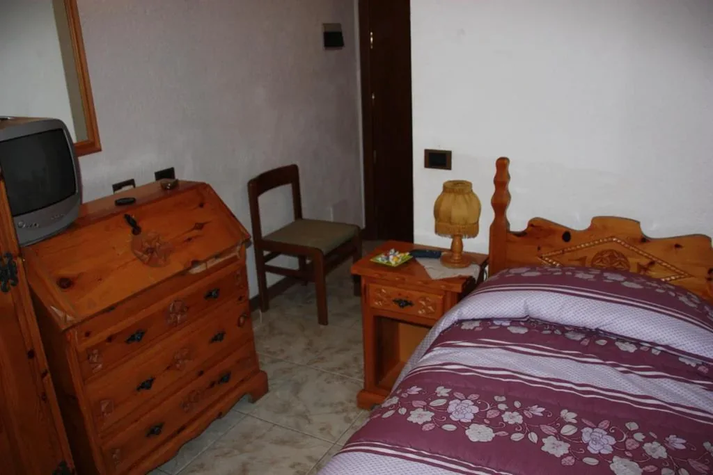 Single Room — Hotel Bellevue