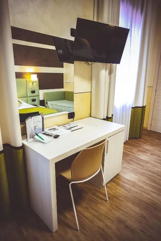 Single Room — Hotel City
