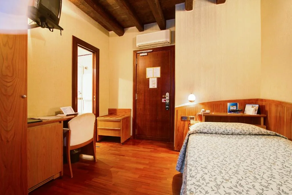 Single Room — Hotel Corot