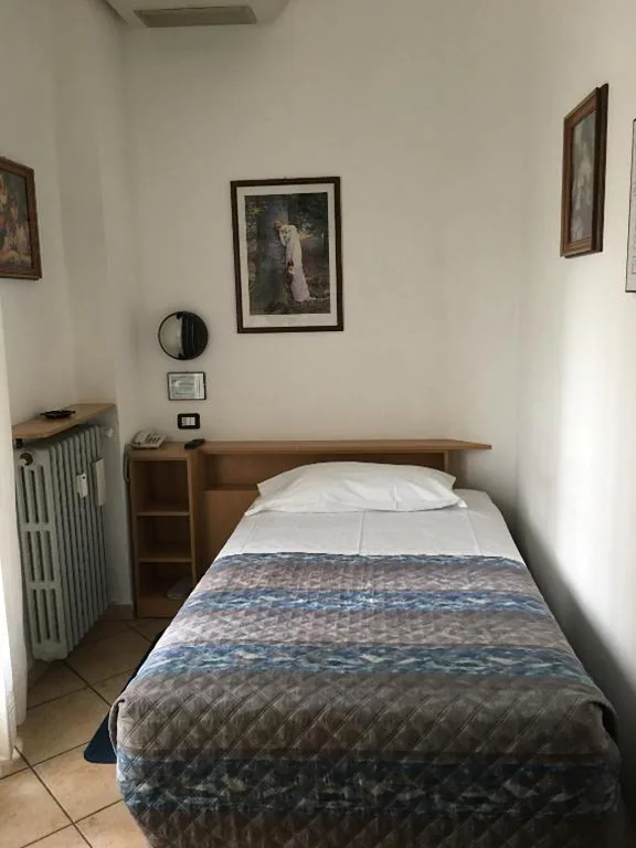 Single Room — Hotel Dora