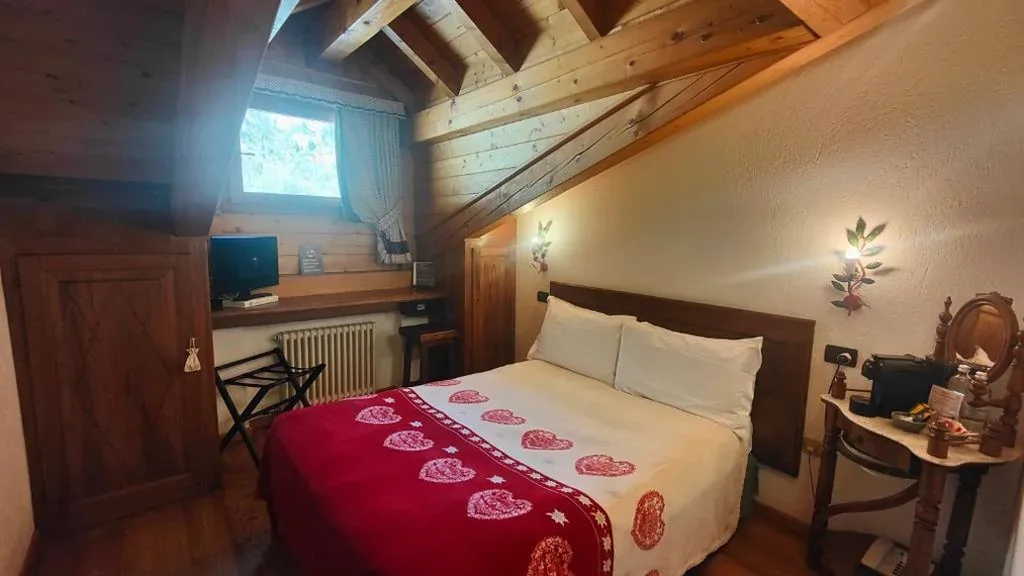 Single Room — Hotel Lo Campagnar