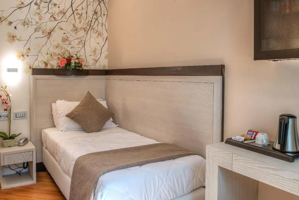 Single Room — Hotel Memphis