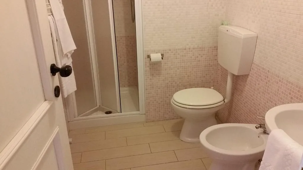 Single Room — Hotel Niagara