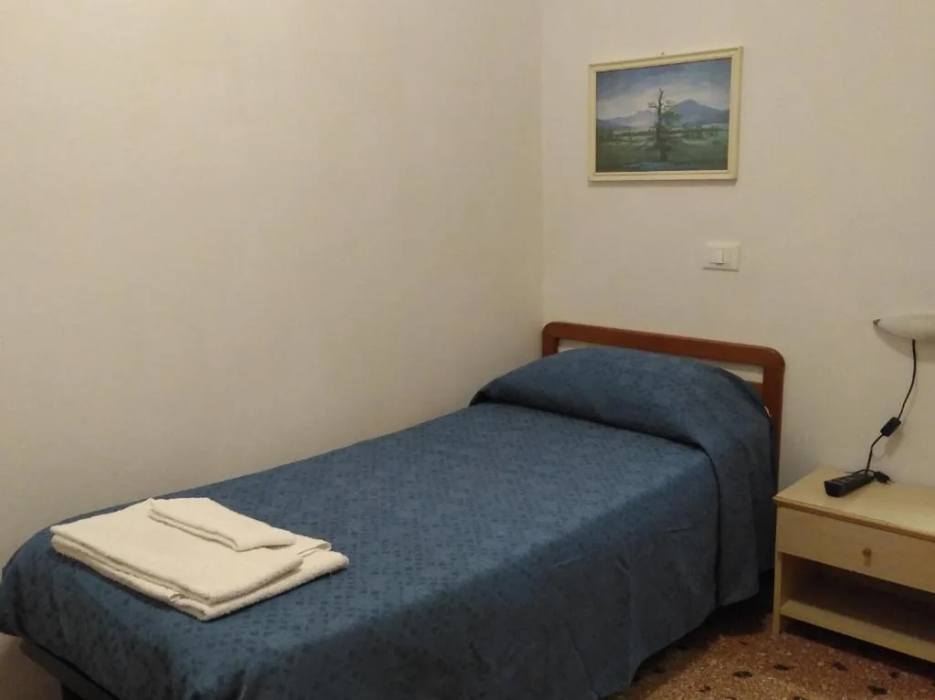 Single Room — Hotel Suisse