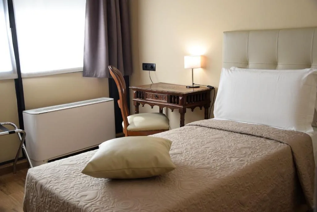 Single Room — Hotel Valentino Du Parc