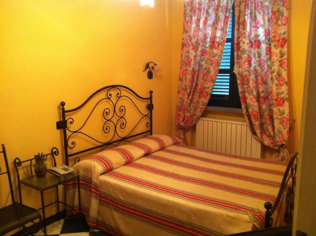 Single Room — Le Lanterne