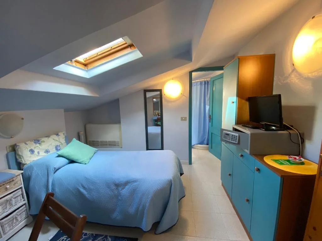 Camera Singola Mansardata con Balcone e Vista Mare — Albergo La Pineta