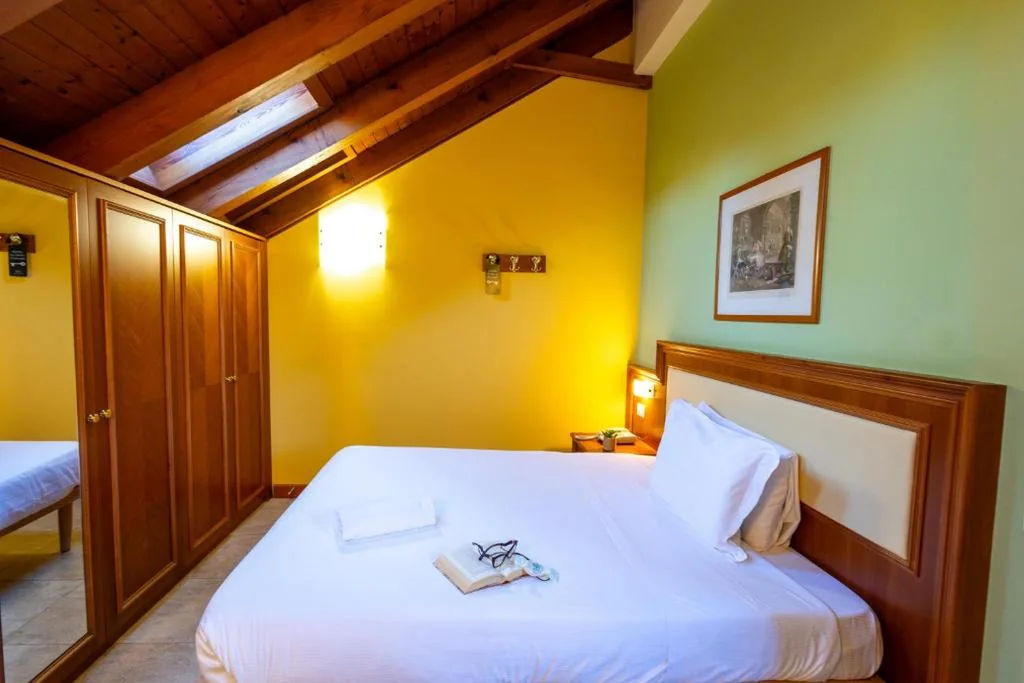 Camera Singola Mansardata con Letto Queen-Size — LVG Hotel Collection – Belvedere San Gottardo