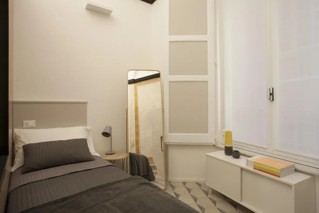 Camera Singola Piccola — Genova Suite Art