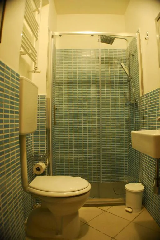 Camera Singola Standard con Bagno in Comune — AlbergoTeatro