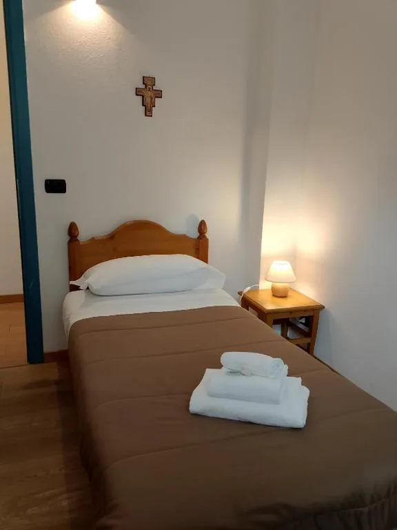 Camera Singola Standard con Bagno in Comune — Casa San Francesco