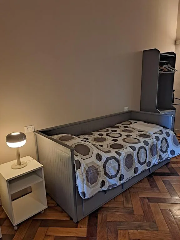 Standard Single Room with Shared Bathroom — Loca