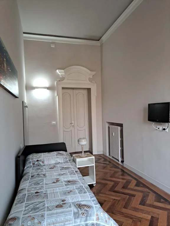 Standard Single Room with Shared Bathroom — Loca