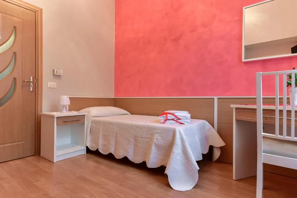 Standard Single Room with Shared Bathroom — Trani B&T Rooms