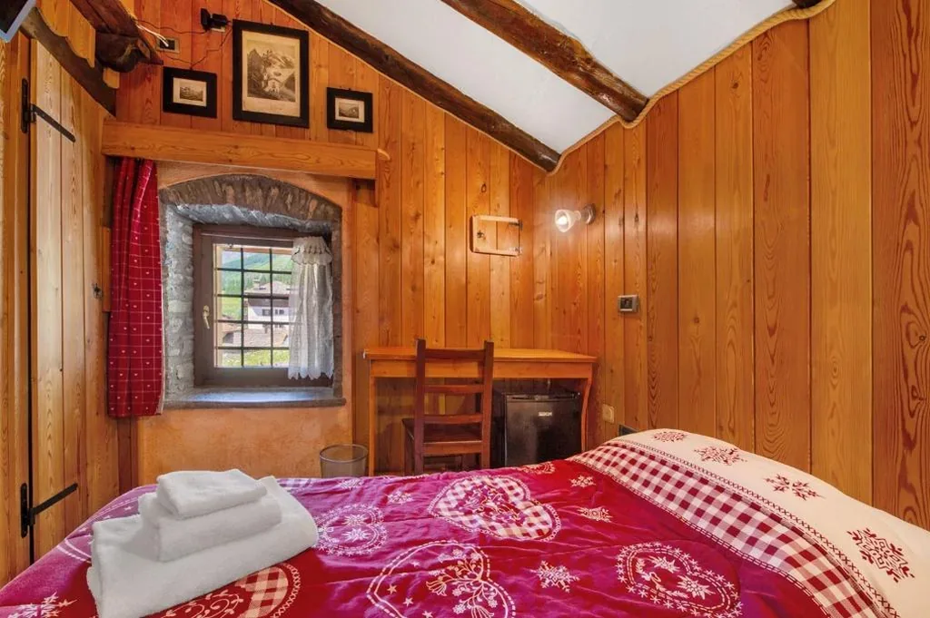 Standard Single Room with Shower — Arthemisia – Rhêmes-Notre-Dame
