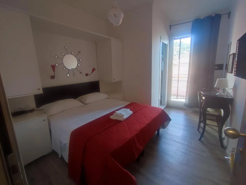 Superior Single Room with Sea View — Hotel Tirreno