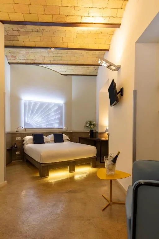Standard Design Double/Twin Room with High Window — Hotel La Rovere