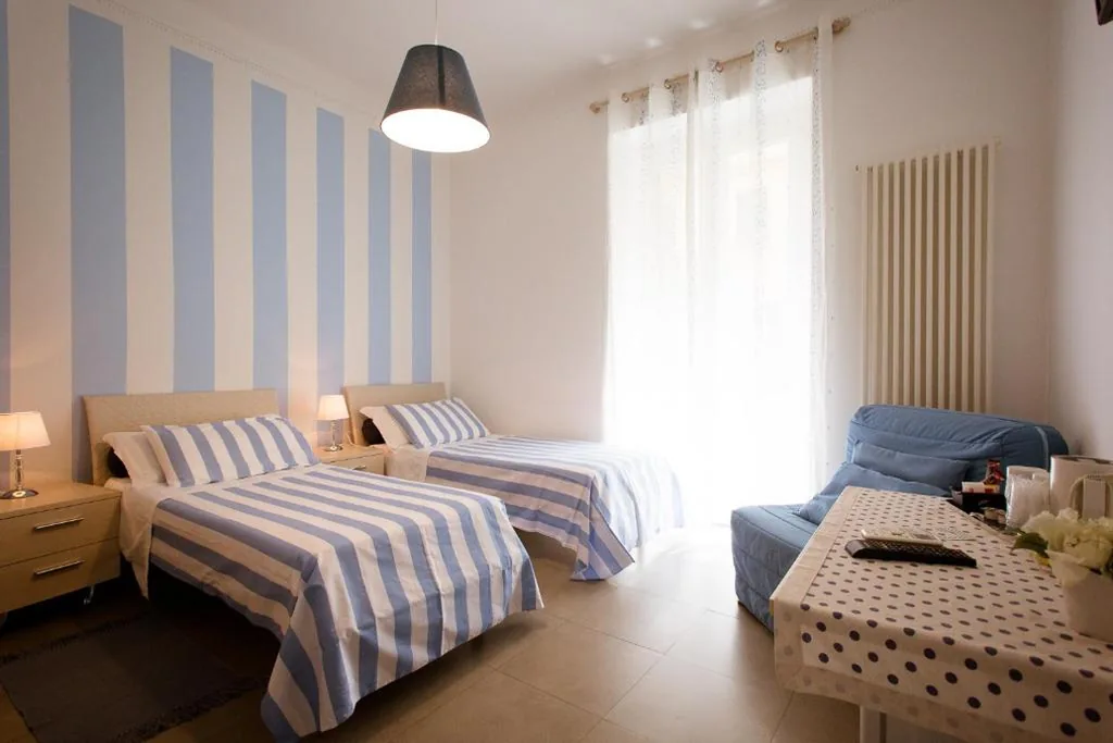 Camera Standard Doppia con Letti Singoli — Affittacamere e appartamenti – Rent rooms and Apartments Le Camere Nel Corso – ADULTS ONLY