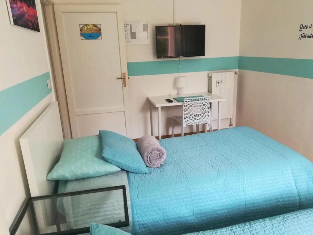 Standard Double Room with Single Beds and Shared Bathroom — Ivrea la Bella