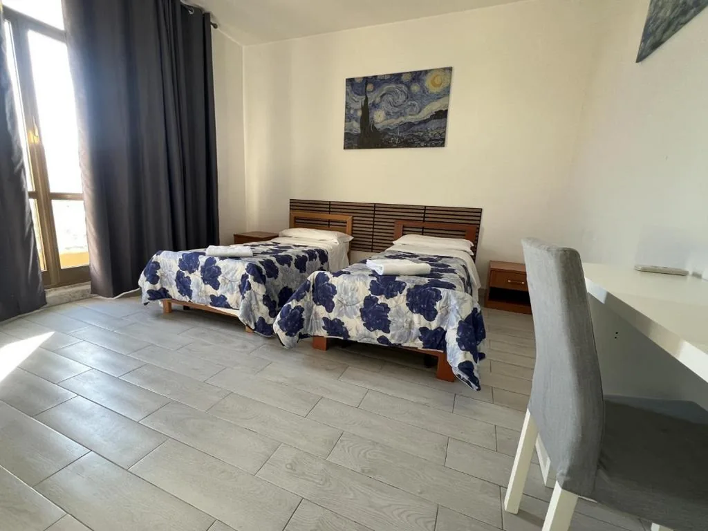 Camera Standard Doppia con Letti Singoli con Bagno in Comune — Stephany’s Guesthouse