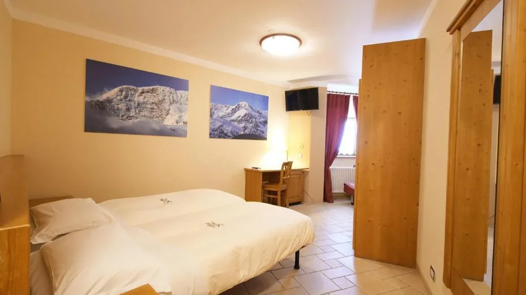 Camera Standard Doppia con Letti Singoli con Vista Montagna — Albergo Ristoro Sitten – 2300 mt