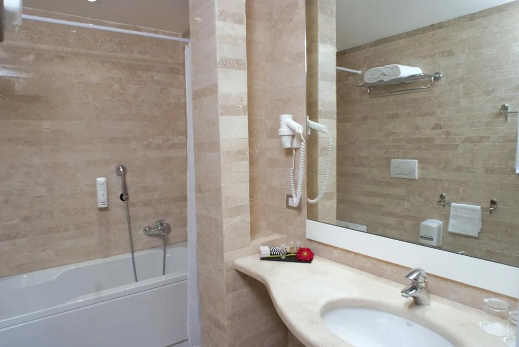 Camera Standard Doppia con Letti Singoli — Hotel White