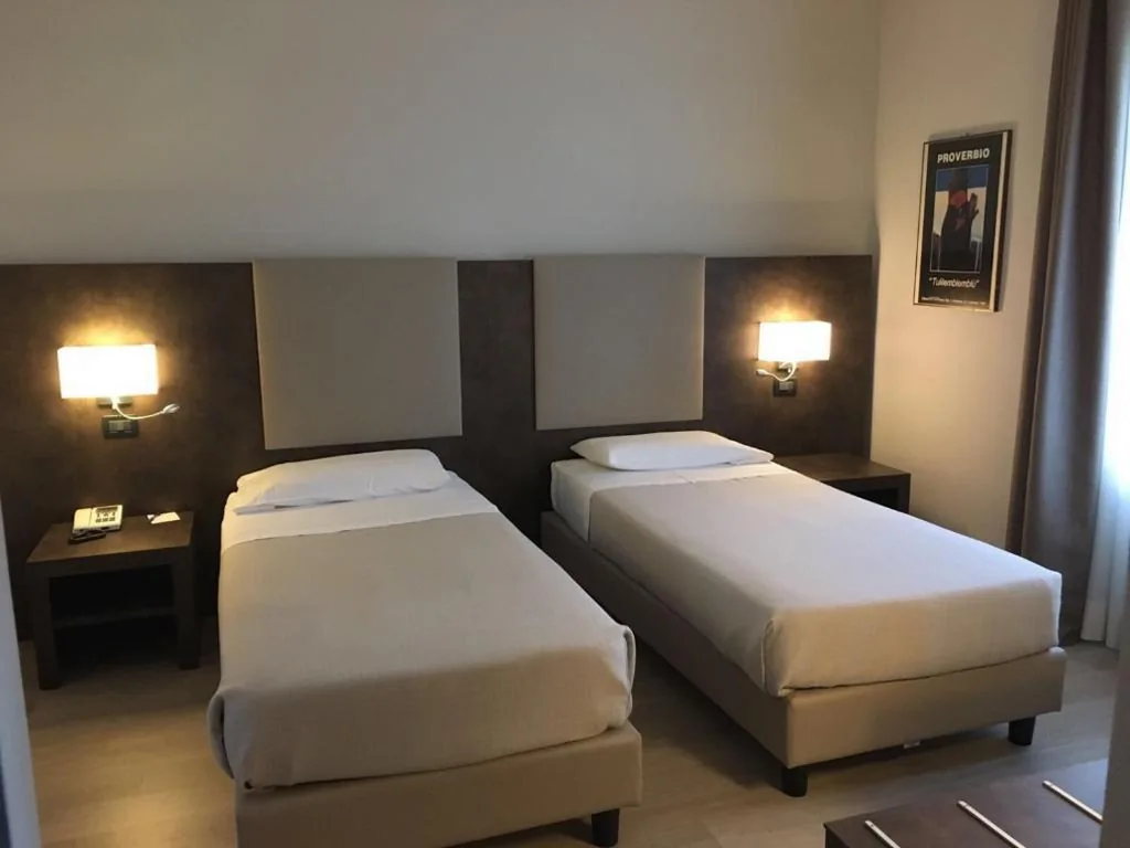 Standard Twin Room — Jet Hotel