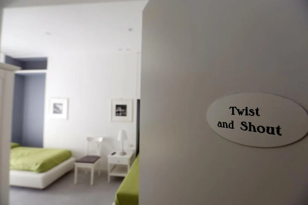 Camera Standard Doppia con Letti Singoli — Rome Together Guest House