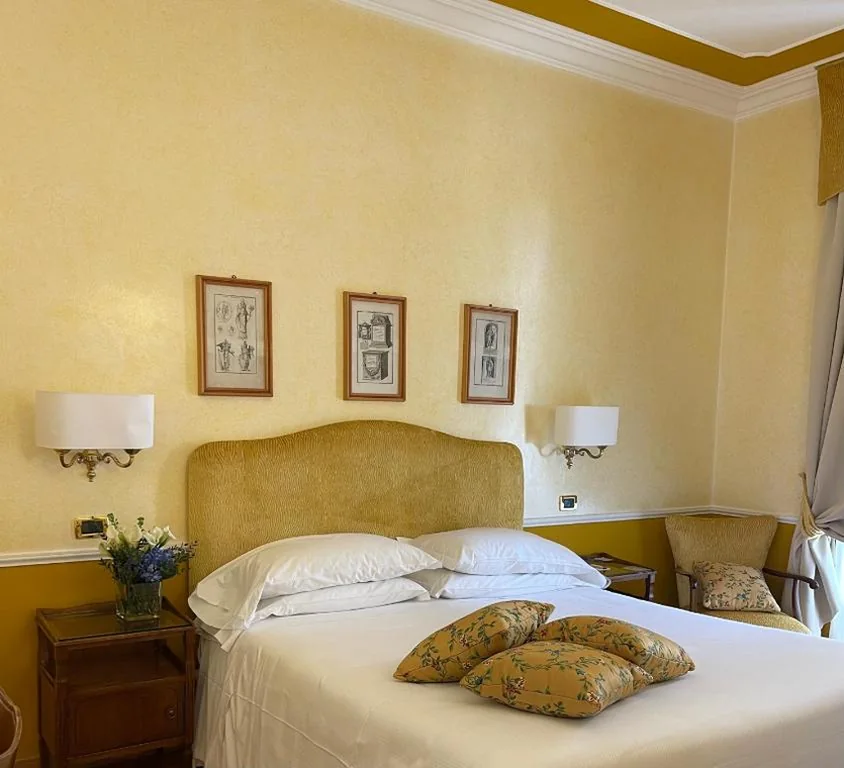 Camera Standard Matrimoniale/Doppia con Letti Singoli — Bettoja Hotel Massimo d’Azeglio
