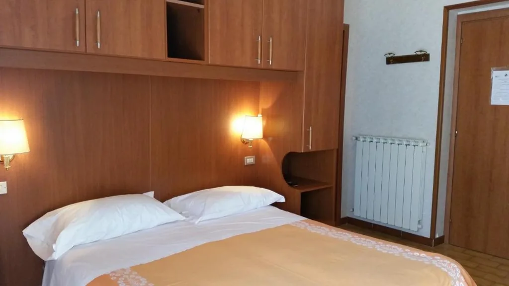 Standard Double/Twin Room — Hotel Ambrosi