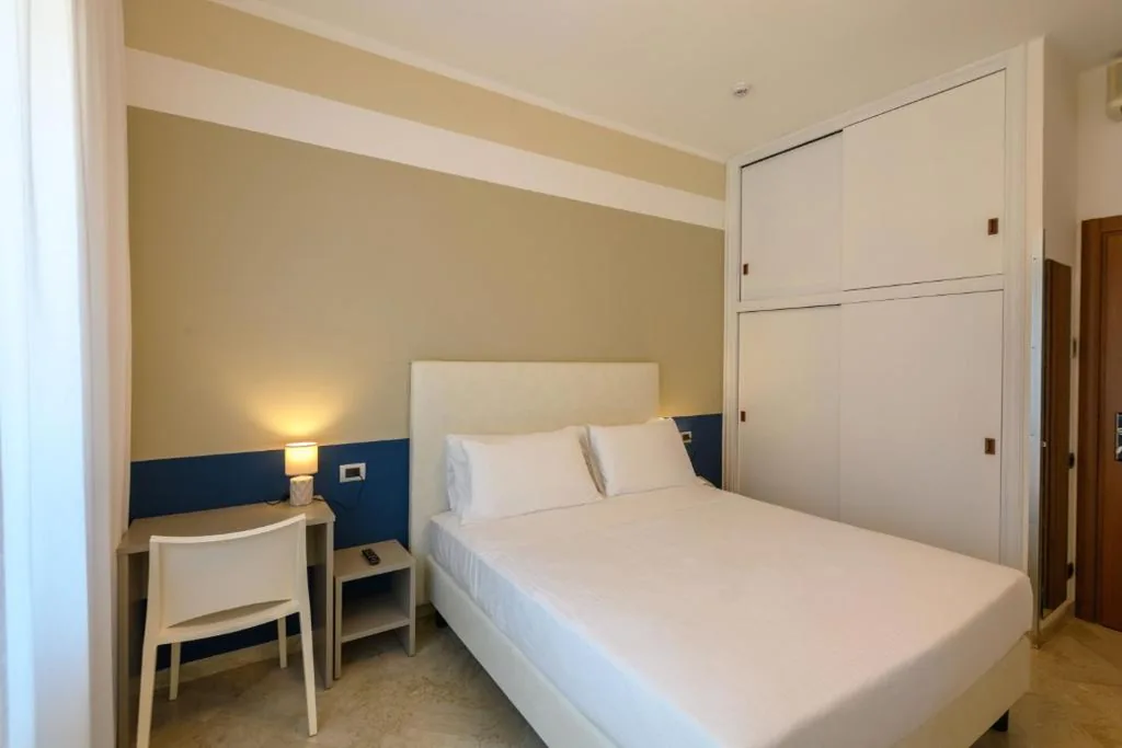 Camera Standard Matrimoniale/Doppia con Letti Singoli — Hotel & Apartments Sasso