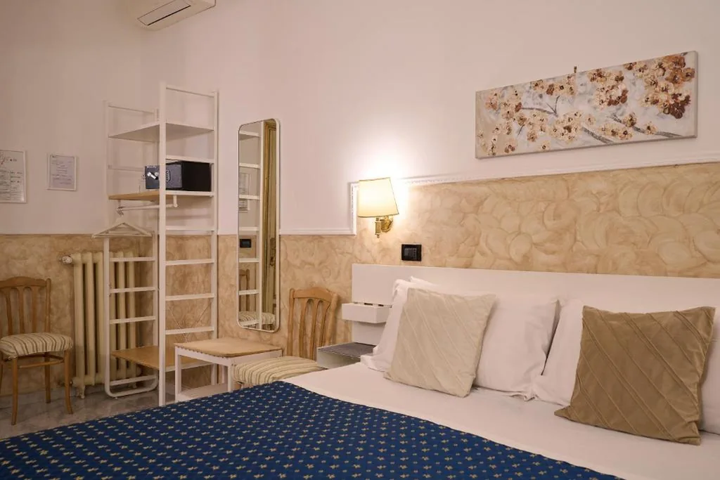 Camera Standard Matrimoniale/Doppia con Letti Singoli — Hotel Ascot