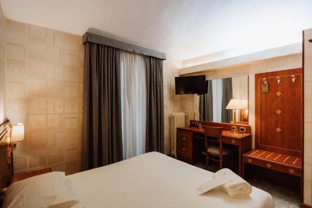 Camera Standard Matrimoniale/Doppia con Letti Singoli — Hotel Chelsea