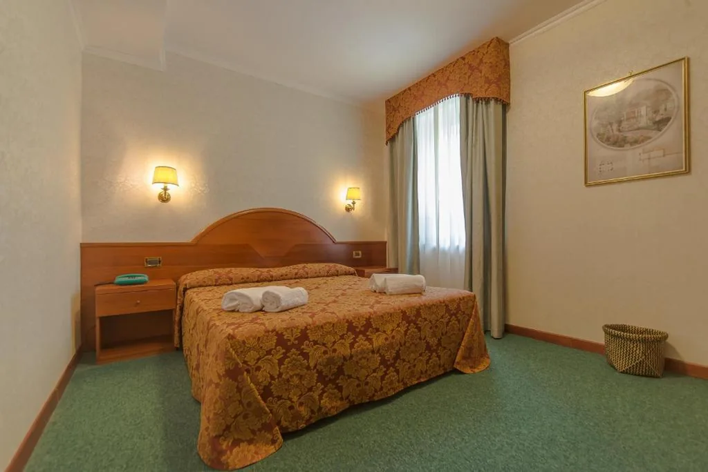 Camera Standard Matrimoniale/Doppia con Letti Singoli — Hotel Columbus sul Lago
