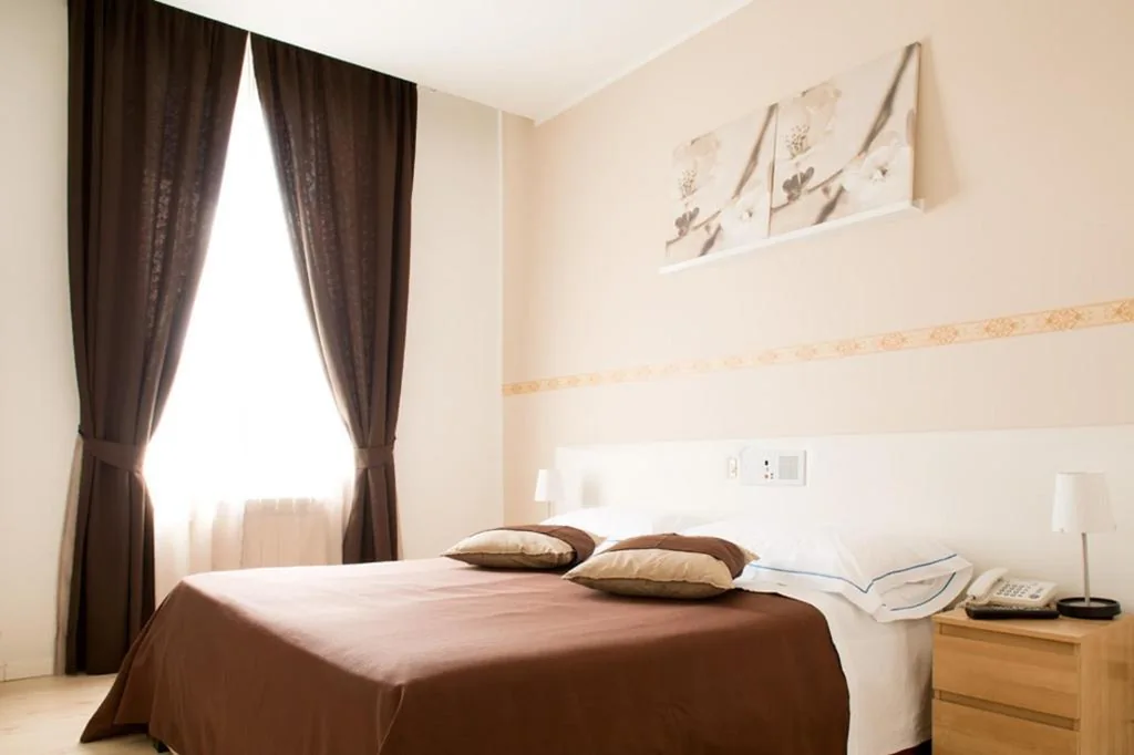 Camera Standard Matrimoniale/Doppia con Letti Singoli — Hotel Indipendenza