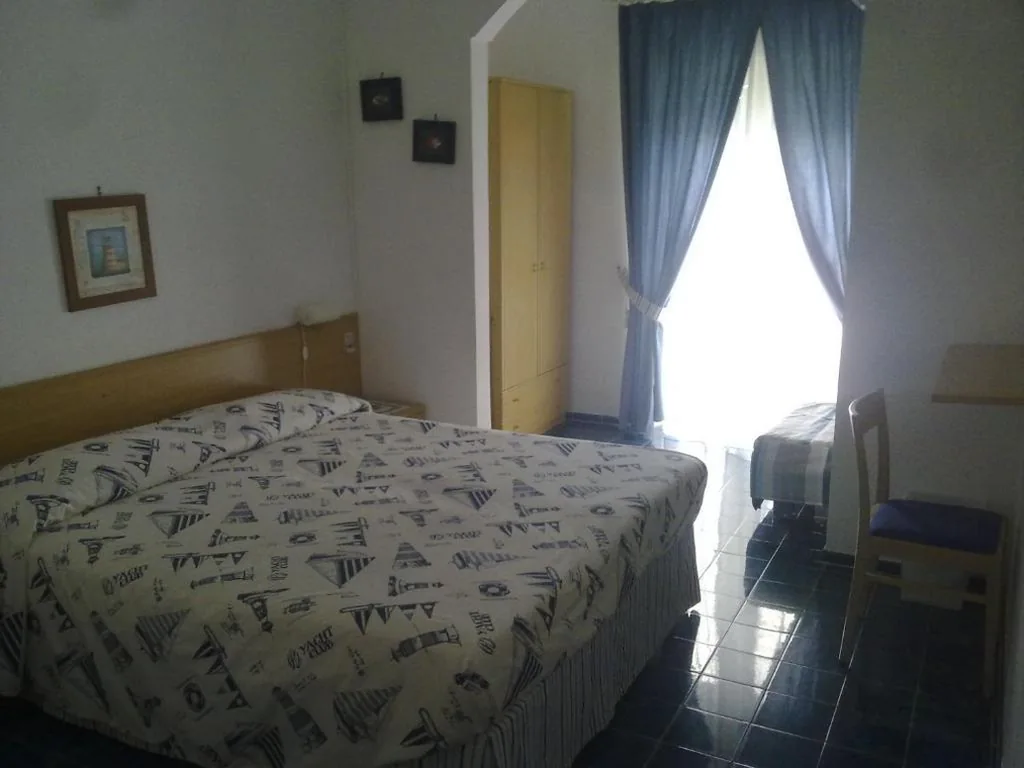 Camera Standard Matrimoniale/Doppia con Letti Singoli — Hotel La Baia