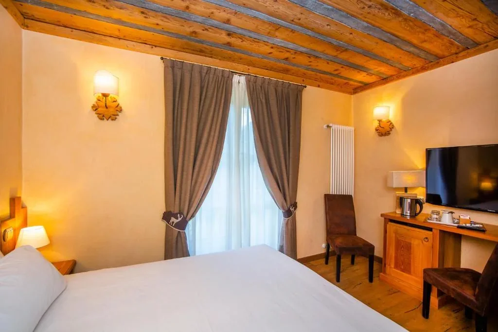 Standard Double/Twin Room with Balcony — Hotel Les Montagnards