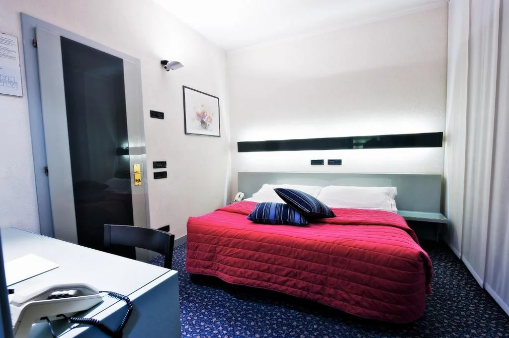 Camera Standard Matrimoniale/Doppia con Letti Singoli — Hotel Michelangelo