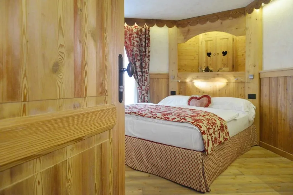 Standard Double/Twin Room with Balcony — Hotel Miravidi a Cervinia