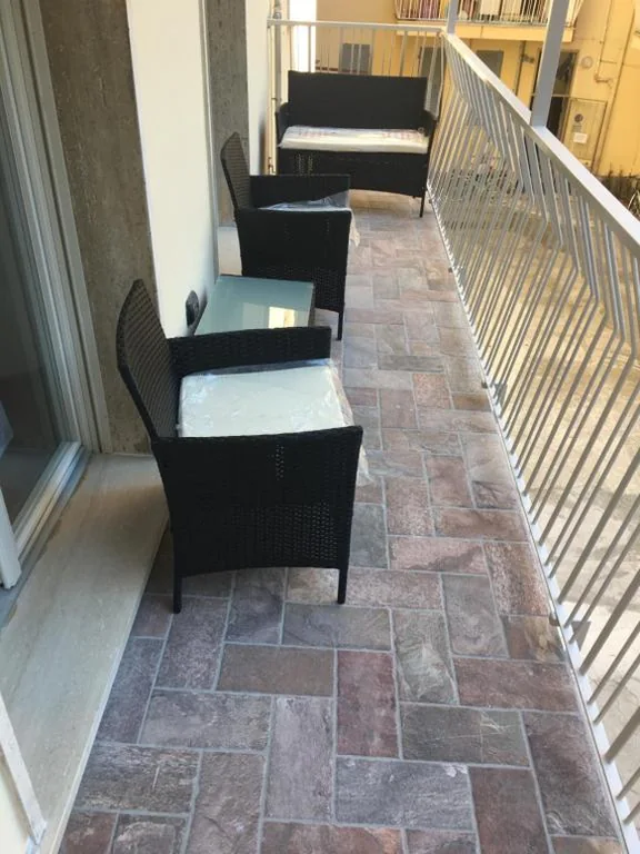 Camera Standard Matrimoniale/Doppia con Letti Singoli con Balcone — Le Divine di via Olivieri – Reception Via XXV Aprile 5