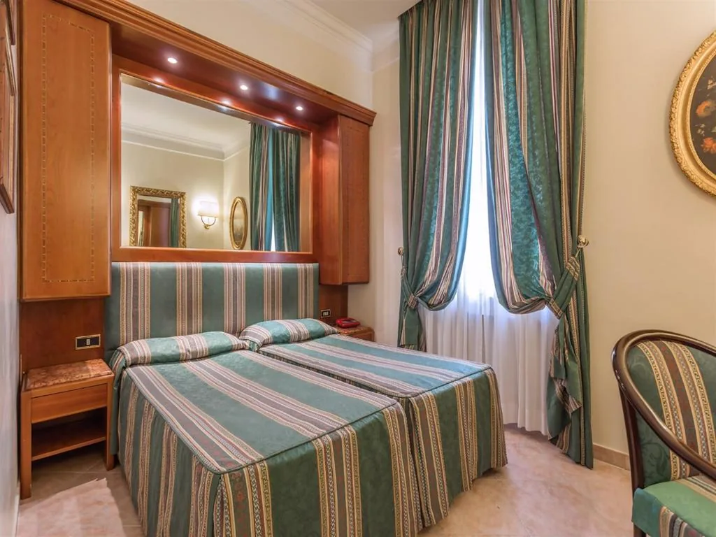 Camera Standard Matrimoniale/Doppia con Letti Singoli — Raeli Hotel Luce