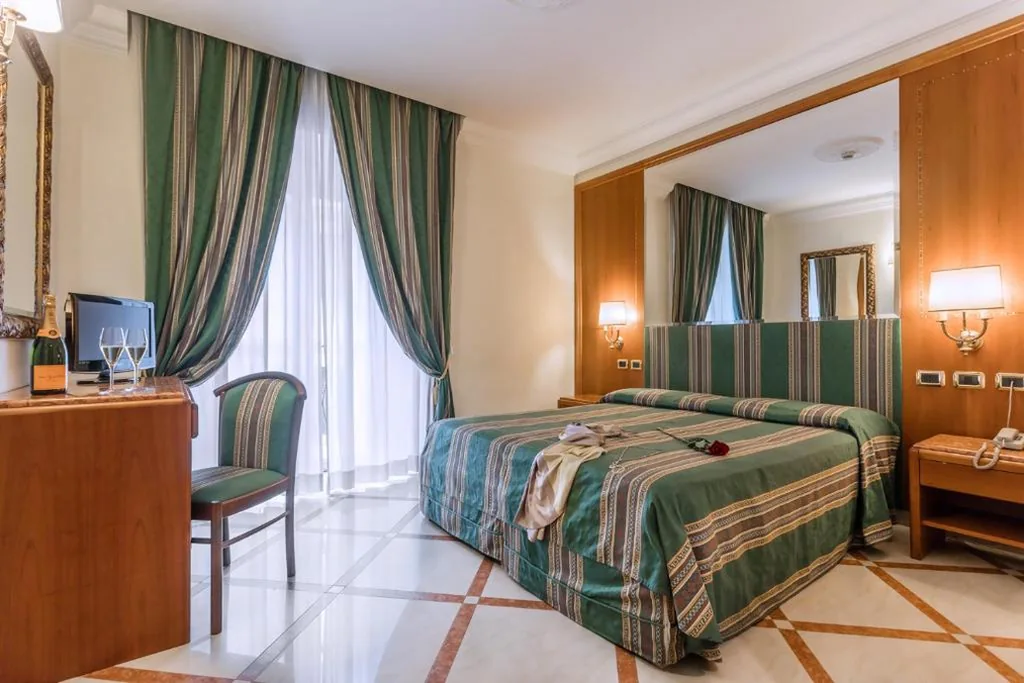 Camera Standard Matrimoniale/Doppia con Letti Singoli — Raeli Hotel Regio