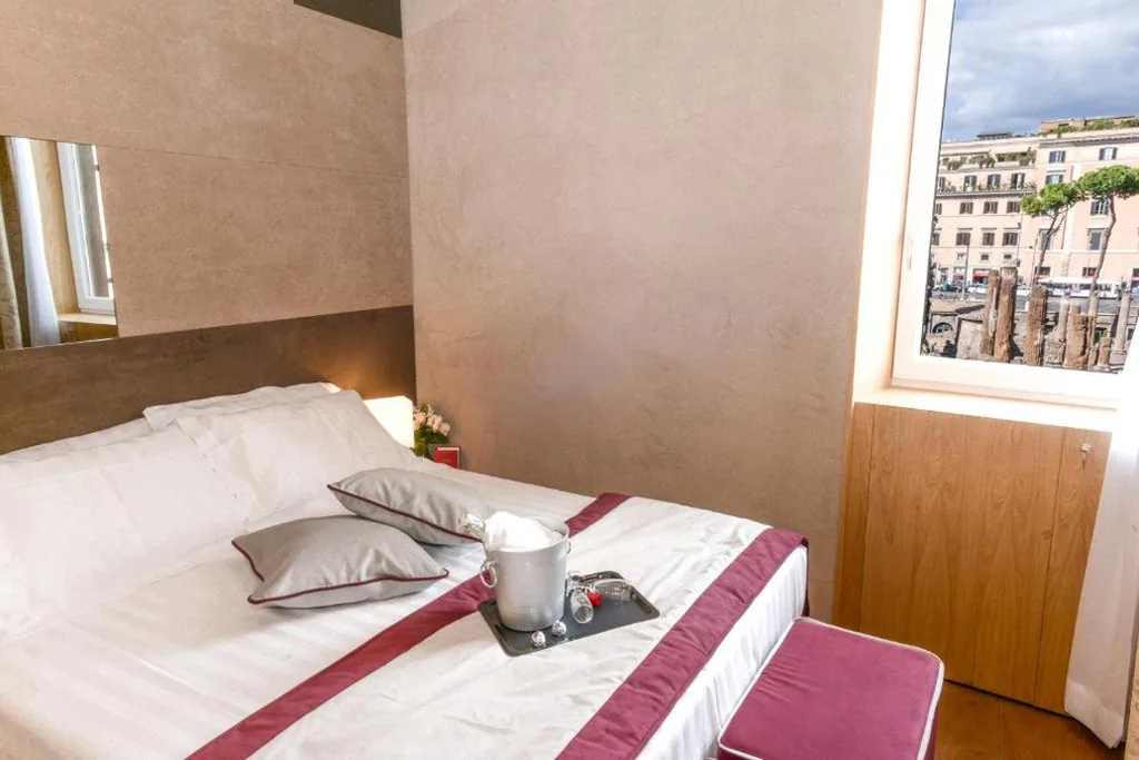 Camera Superior con Vista Città — Sun Suite Luxury Pantheon