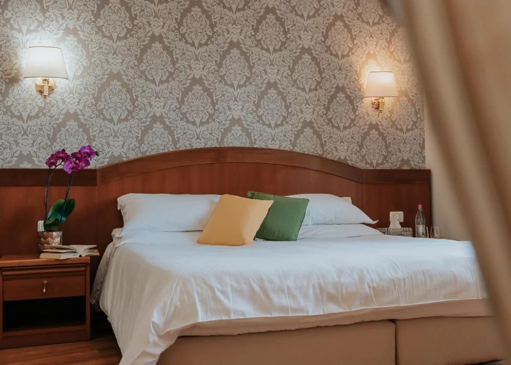 Camera Superior Deluxe Matrimoniale/Doppia con Letti Singoli — Hotel Flora